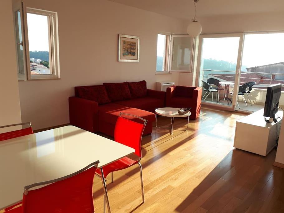 Lucija - Cozy Flat In The Center With A Sea View & Parking Makarska